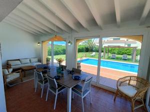 Bazén v ubytovaní VILLA VEGA RELAX EN EL PARAISO alebo v jeho blízkosti