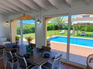 Bazén v ubytovaní VILLA VEGA RELAX EN EL PARAISO alebo v jeho blízkosti