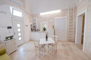 A kitchen or kitchenette at Pietra Bianca Luxury Suite Ostuni Még 37 kép
