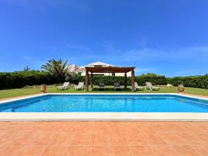 Bazén v ubytovaní VILLA VEGA RELAX EN EL PARAISO alebo v jeho blízkosti