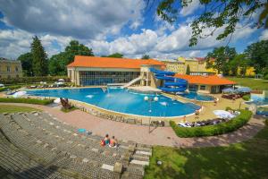 a large swimming pool in front of a building at Apartmán U Pramene in Františkovy Lázně