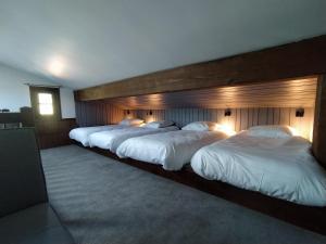 Chalet Appart'Hôtel l'Eau Vive客房内的一张或多张床位