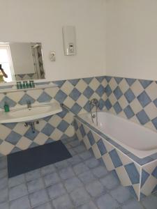 a bathroom with two sinks and a tub and a mirror at Ferienwohnung in Bad Eilsen in Bad Eilsen