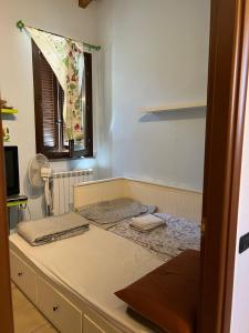 um quarto com uma cama com dois colchões em Casa Mimì em Arsago Seprio