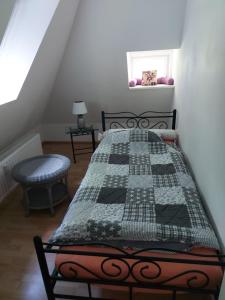 1 dormitorio con 1 cama con edredón en Ferienwohnung in Bad Eilsen, en Bad Eilsen