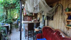 a room with a couch and a table in a house at TRAILER Freiraum in Küps