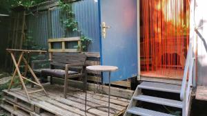 a room with a table and a stool and a house at TRAILER Freiraum in Küps