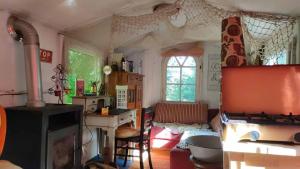 a room with a kitchen and a living room at TRAILER Freiraum in Küps