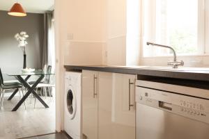 IfieldにあるComfortable Contractor House Gatwick: sleeps 6+の白いキッチン(シンク、食器洗い機付) +18枚の写真