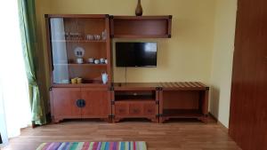 a entertainment center with a flat screen tv in a room at Willa Kliper in Trzęsacz