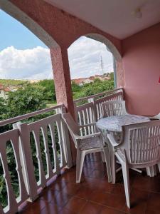 Balkon lub taras w obiekcie Two-Bedroom Apartment in Lopar III