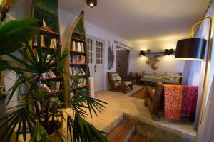 uma sala de estar com uma estante cheia de livros em Ecohar Yoga (Vegetariano & Vegano) em Maragogi