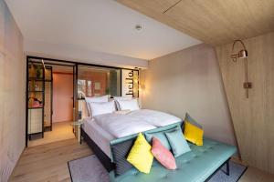 a bedroom with a large bed with colorful pillows at The Flamingo in Timmendorfer Strand