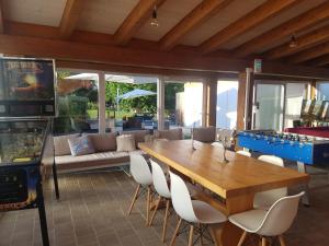 comedor con mesa de madera y sillas en ALL'ANTICO CAMPANILE en Rovigo