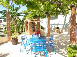 una mesa azul y sillas en un patio en Casa Baleso, en Deltebre