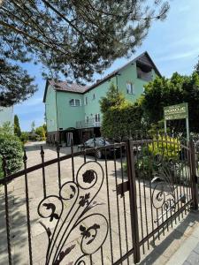 un portail en face d'une maison dans l'établissement Willa Sara, à Ustka