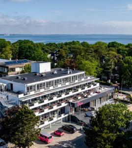 eine Aussicht über ein großes weißes Gebäude mit einem Parkplatz in der Unterkunft The Flamingo in Timmendorfer Strand