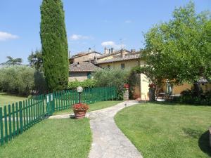 una valla verde frente a una casa en Podere I Laghi, en Tavarnelle in Val di Pesa