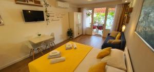 Televízia a/alebo spoločenská miestnosť v ubytovaní Apartments & Rooms KARLA