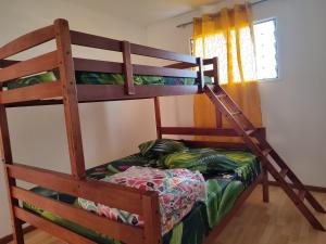sypialnia z 2 łóżkami piętrowymi w pokoju w obiekcie Ti kaz mignon 974 w mieście Saint-Louis