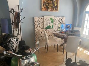 Televízia a/alebo spoločenská miestnosť v ubytovaní El Chili Boutique Hotel