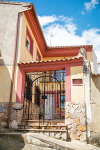 una casa con una puerta delante de ella en Casa Rural El Cabo, en Carcelén