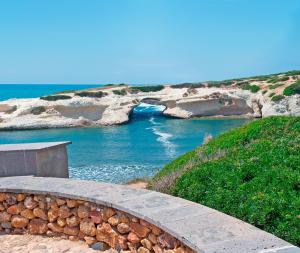 Sardinia ovest في أوريستانو: مقعد حجري جالس فوق نهر