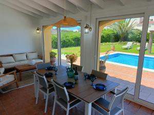 Bazén v ubytovaní VILLA VEGA RELAX EN EL PARAISO alebo v jeho blízkosti