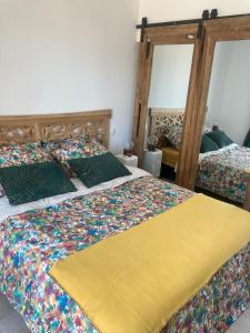 Łóżko lub łóżka w pokoju w obiekcie Maison de charme avec piscine et jacuzzi dans cadre exceptionnel proche Marseille