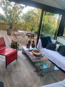 Część wypoczynkowa w obiekcie Maison de charme avec piscine et jacuzzi dans cadre exceptionnel proche Marseille