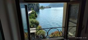 uma vista para um lago a partir de uma janela em L'Ora em Marone