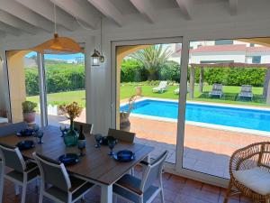 Bazén v ubytovaní VILLA VEGA RELAX EN EL PARAISO alebo v jeho blízkosti