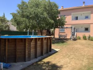 Bazén v ubytování Un séjour entre Nîmes et Montpellier nebo v jeho okolí