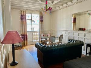 uma sala de estar com um sofá e uma mesa em Haussmann Opera em Paris