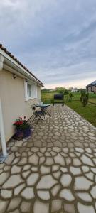 un patio con tavolo e panca accanto a una casa di 3 ruoniai a Palanga