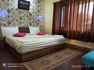 Katil atau katil-katil dalam bilik di Hotel curio's All seasons