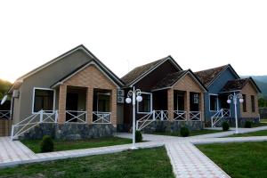 a row of houses in a row at Tulpan Hotel in Sheki