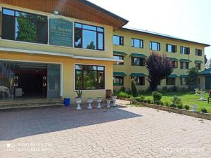 Bangunan di mana terletaknya hotel
