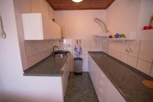 Kuchyňa alebo kuchynka v ubytovaní Red House Veli Lošinj