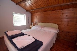 Giường trong phòng chung tại Red House Veli Lošinj