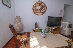 Televízia a/alebo spoločenská miestnosť v ubytovaní Red House Veli Lošinj