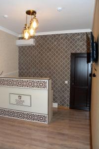 un vestíbulo con una pared de azulejos blanco y negro en Tulpan Hotel, en Sheki