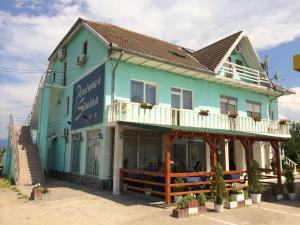 ein blaues Gebäude mit Balkon darüber in der Unterkunft Pensiunea Simina in Caransebeş