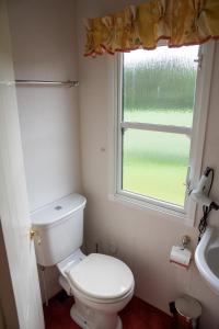 Ein Badezimmer in der Unterkunft Domek na Skraju Lasu Kruklanki koło Giżycko Mazury