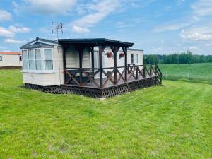 Ein Garten an der Unterkunft Domek na Skraju Lasu Kruklanki koło Giżycko Mazury