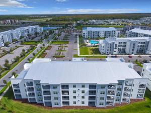 eine Luftansicht eines Apartmentkomplexes in der Unterkunft Luxury Brand NEW 2 bedroom apt near DISNEY! in Kissimmee