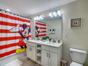 ein Badezimmer mit einem Duschvorhang mit amerikanischer Flagge und einem Waschbecken in der Unterkunft Luxury Brand NEW 2 bedroom apt near DISNEY! in Kissimmee + 7 Fotos