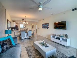 ein Wohnzimmer mit Sofa und Tisch in der Unterkunft Luxury Brand NEW 2 bedroom apt near DISNEY! in Kissimmee