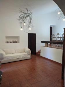 Una sala de estar con un sofá blanco y una mesa. en Estombar Novo, en Estômbar