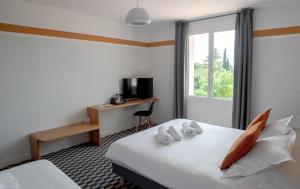 ルシヨンにあるLa Maison des Ocres - Provenceのベッド2台と窓が備わるホテルルームです。